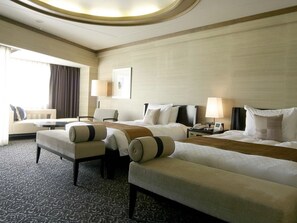 In-room safe, desk, bed sheets - Atami Season Hotel (Atami)