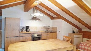 Departamento superior (with Hochkönig Card) | Cocina privada | Refrigerador con congelador, parrilla de estufa y cafetera y tetera