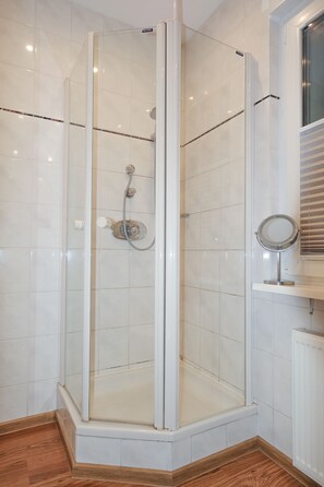 Standard Triple Room | Bathroom shower - Pension Franzbäcker (Warburg)