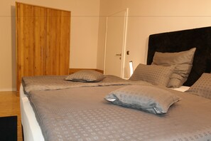 Standard Double Room, Garden View | Premium bedding, desk, iron/ironing board, cots/infant beds - Pension Franzbäcker (Warburg)
