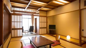 Quarto econômico, para não fumantes (Japanese-style) | Cofres nos quartos, roupa de cama