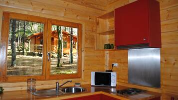 Bungalow estándar, 2 habitaciones, cocina básica, vistas a la montaña | Cocina básica privada | Frigorífico pequeño, microondas, placa de cocina y utensilios de cocina