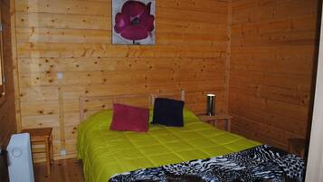 Bungalou estàndard, 2 dormitoris, cuina bàsica, vistes a la muntanya | 2 dormitoris i roba de llit