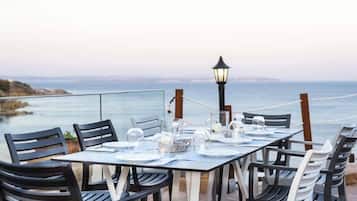 Petit déjeuner, déjeuner et dßner servis sur place, vue sur la plage