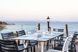 Breakfast, lunch, dinner served; beach views - Sun Village Hotel (Chios)