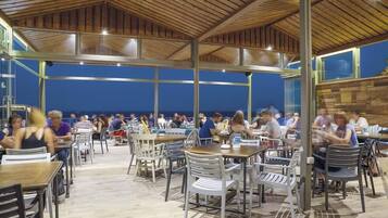 Frühstück, Mittagessen, Abendessen, Blick auf den Strand