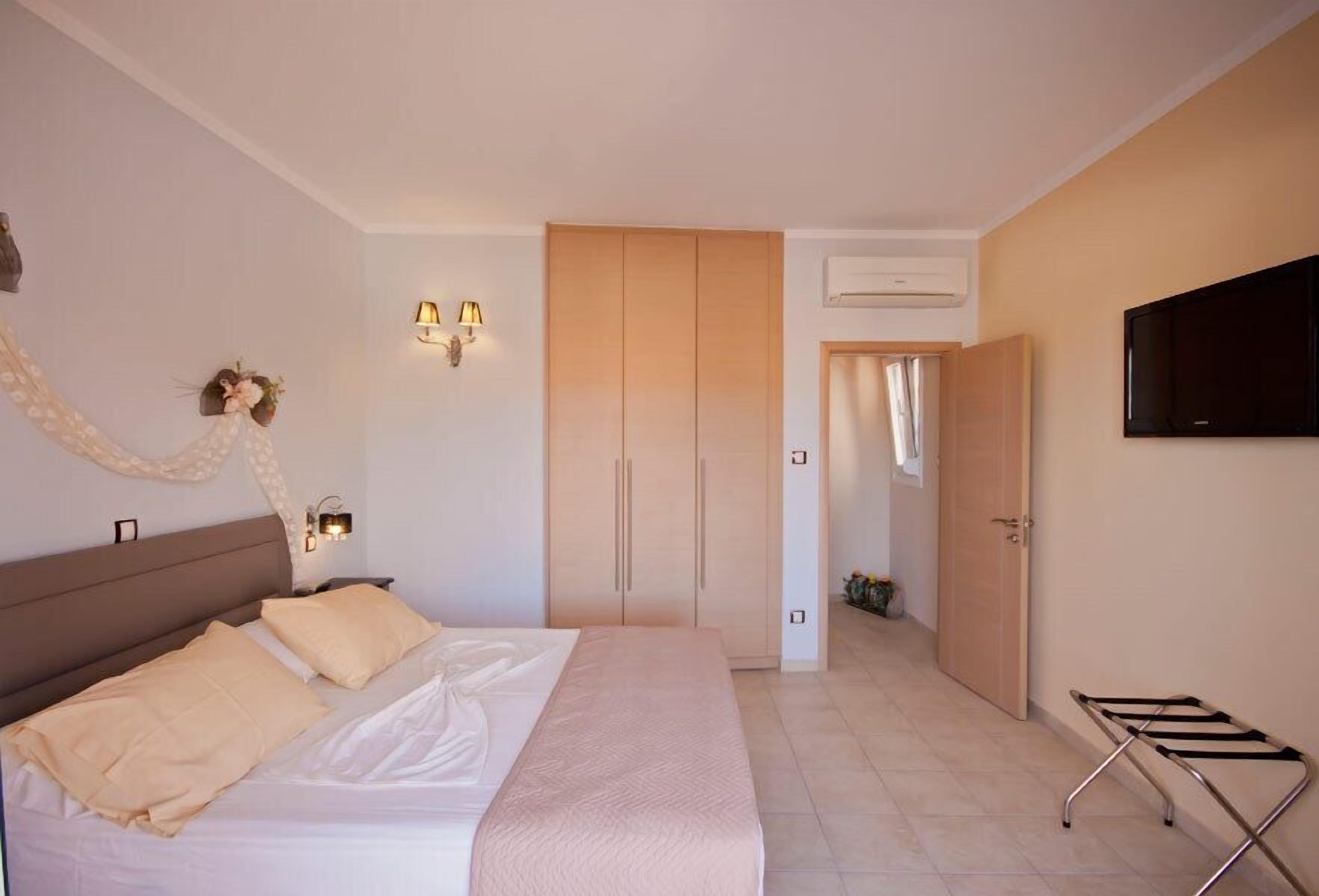 Maisonette with Jetted Tub | In-room safe, soundproofing, iron/ironing board, free cribs/infant beds