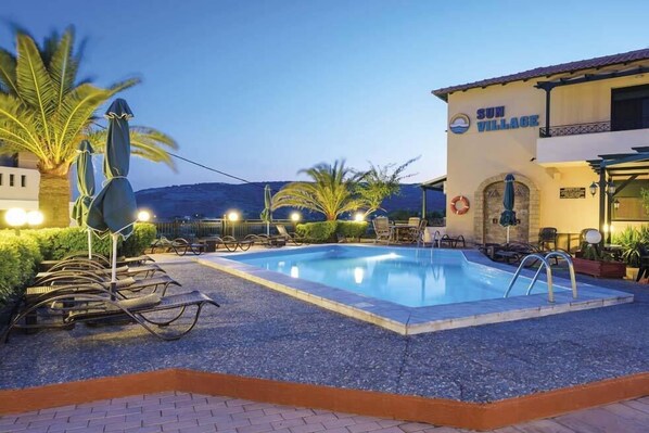 시즌별로 운영되는 야외 수영장, 수영장 파라솔, 일광욕 의자