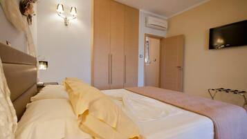 Un dormitorio con cama, armario y televisor en la pared.