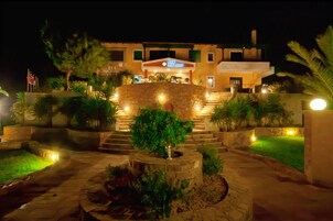 Fachada da propriedade à noite