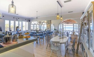 Serviço de café da manhã, almoço, jantar; vistas para a praia