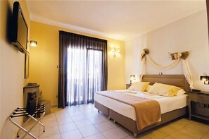 Maisonette with Jetted Tub | In-room safe, soundproofing, iron/ironing board, free cribs/infant beds - Sun Village Hotel (Chios)