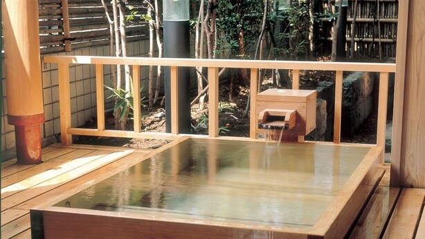 A wooden hot spring bath with a wooden deck and a wooden bench. - Itoen Hotel Shikisai (Yugawara)