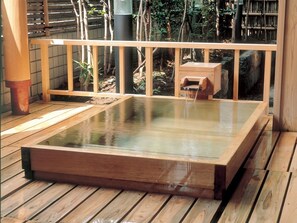 A wooden hot spring bath with a wooden deck and a wooden bench. - Itoen Hotel Shikisai (Yugawara)