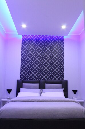 ميني بار وخزنة داخل الغرفة ومكتب وتجهيزات عازلة للصوت