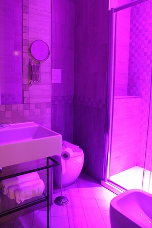 مستلزمات مجانية للعناية الشخصية، مجففات شعر، مراحيض شطف، مناشف