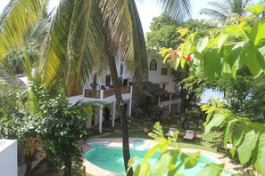 Outdoor pool, sun loungers - Kijani Hotel (Lamu)