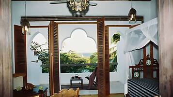 Klassieke suite, uitzicht op zee, aan het strand | Woonruimte