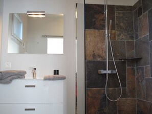 Luxury Double or Twin Room, Private Bathroom, Garden View (Rez de Chaussée No 2) | Bathroom - Chez Juliette Maison Gîte (Rontignon)