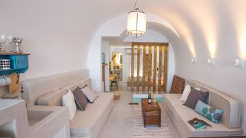 Suite, hidromasaje | Área de sala de estar | Smart TV, Netflix y estación para reproductor de MP3