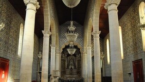 An interior with high ceilings, large columns, and a central chandelier. - Tagus Host (Santarém)