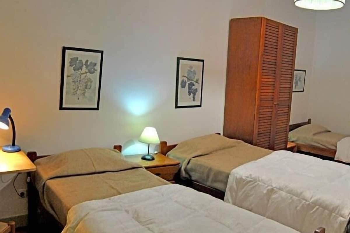 Quarto triplo, banheiro compartilhado | 1 quarto