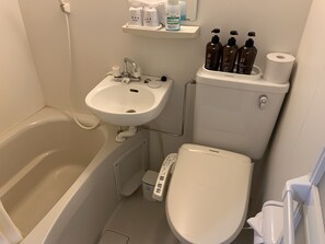 免費盥洗用品、吹風機、拖鞋、毛巾