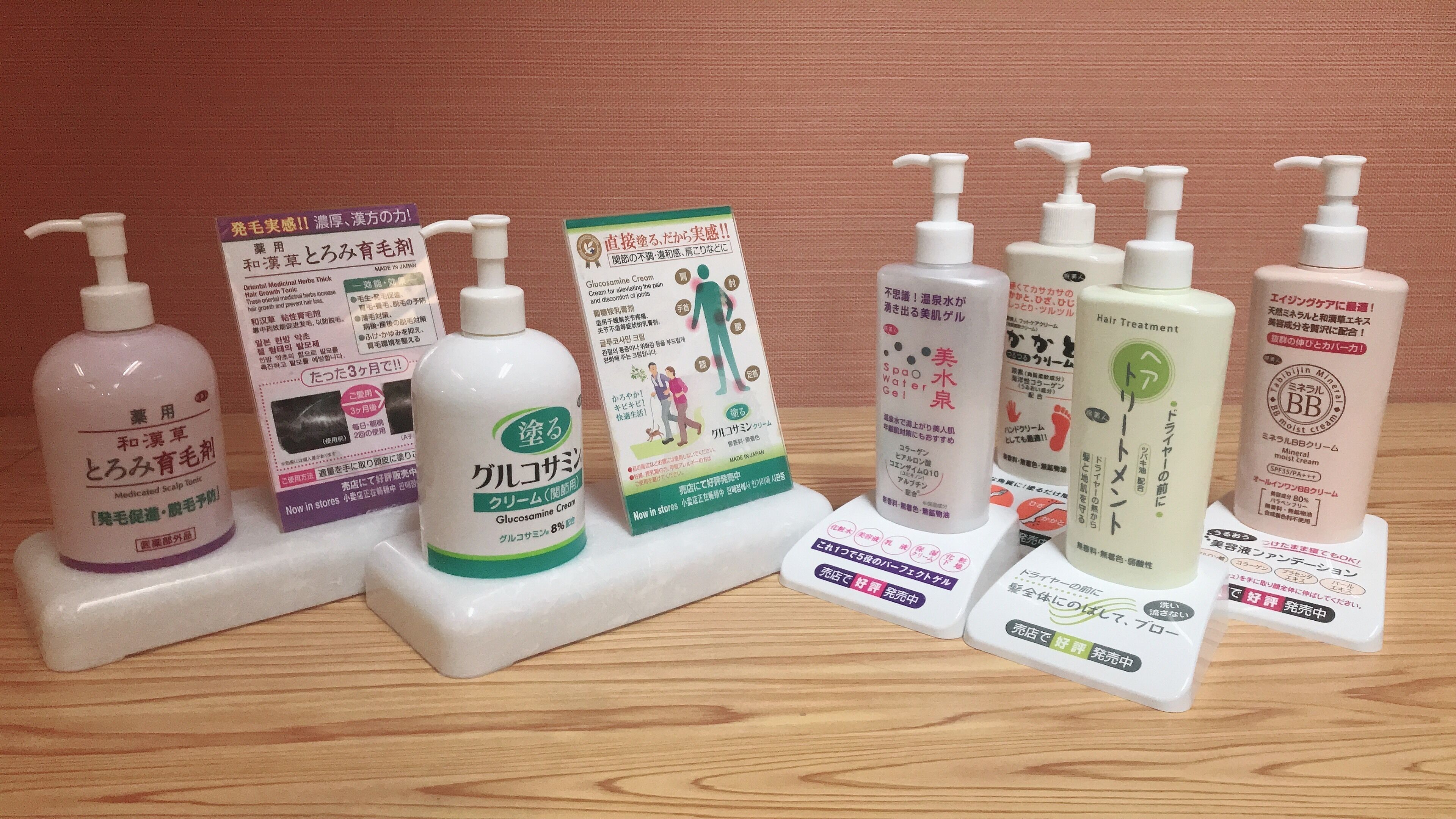 Variedad de productos para el cuidado del cabello, mostrando sus envases y etiquetas.