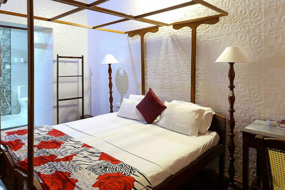 Standard Double Room, 1 Double Bed | In-room safe, desk, soundproofing, free WiFi