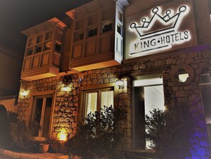 Front of property – evening/night - King Hotel Alacati (Cesme)