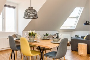Appartamento Deluxe, 2 camere da letto, balcone | Pasti in camera