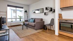 Leilighet – deluxe, 1 soverom, balkong | Oppholdsområde | LCD-TV