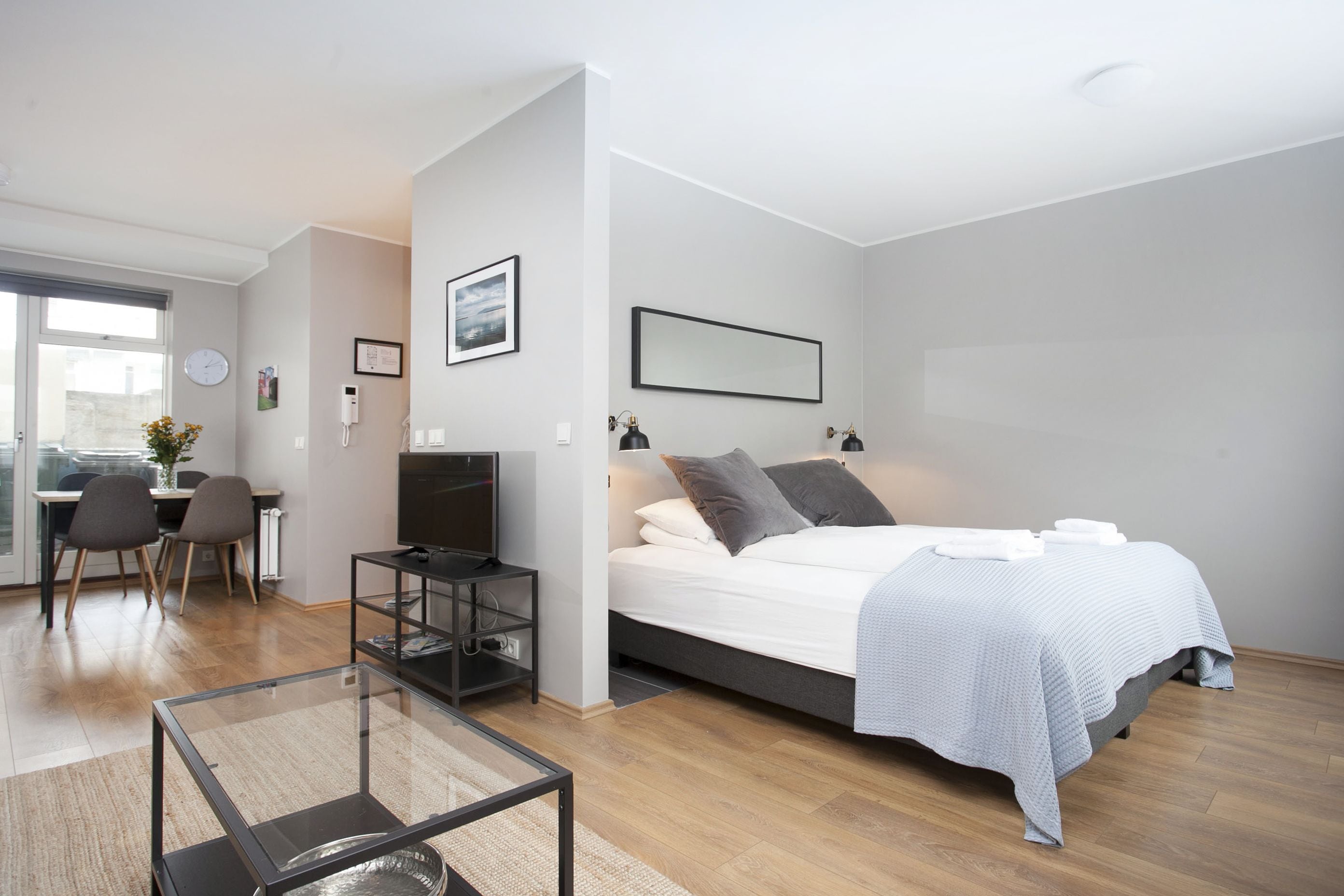 Espacio para trabajar con laptop y cortinas blackout 