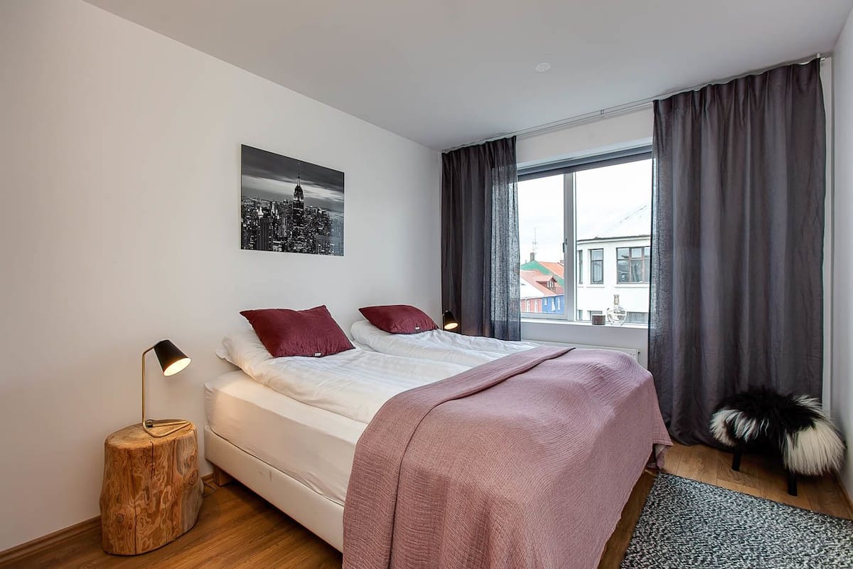 Leilighet – deluxe, 2 soverom, balkong | Skrivebord for bærbar PC, blendingsgardiner og strykejern/-brett