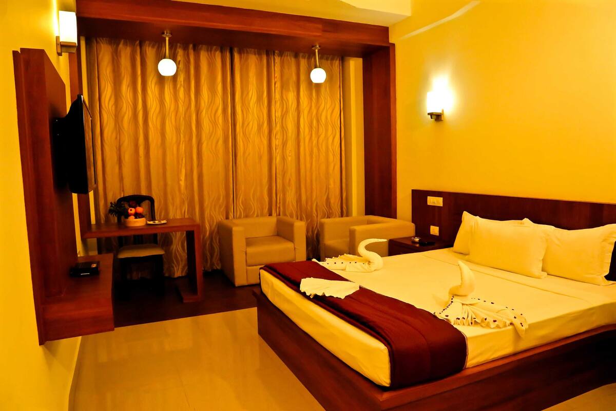 Premium bedding, in-room safe, desk, iron/ironing board