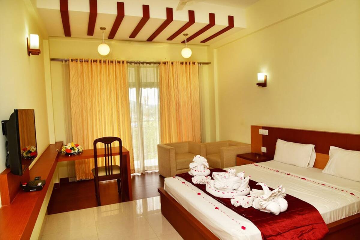 Premium bedding, in-room safe, desk, iron/ironing board