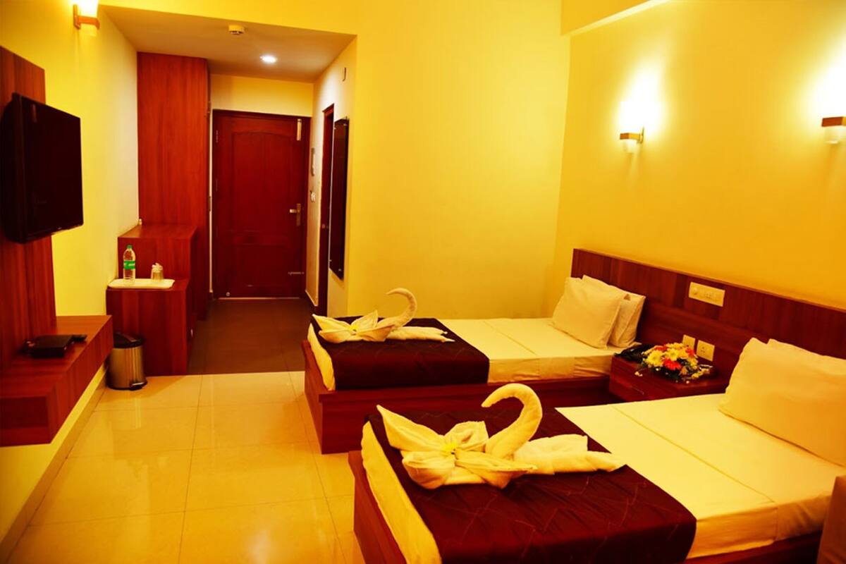 Premium bedding, in-room safe, desk, iron/ironing board