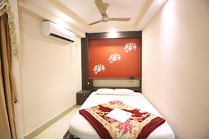 In-room safe, desk, rollaway beds, bed sheets