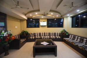 Lobby sitting area - Larica Holiday Inn Puri (Puri)