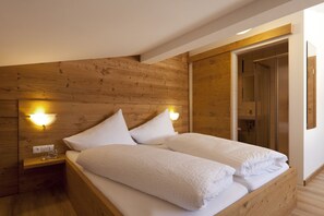 Ropa de cama de alta calidad y caja de seguridad en la habitación 