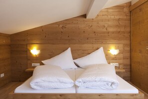 Family Room | Premium bedding, in-room safe, desk, free WiFi - Gasthof Pension Hochjochstöbli (Schruns)