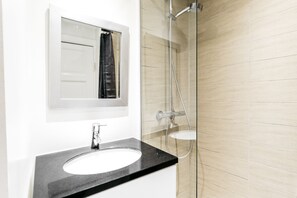 Appartement, 3 chambres | Salle de bain | Douche, articles de toilette griffés, séchoir à cheveux