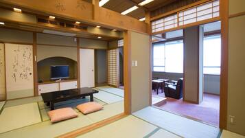 Odada kasa, masa, çarşaf takımı