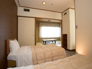 In-room safe, desk, bed sheets - Ikaho Grand Hotel (Shibukawa)