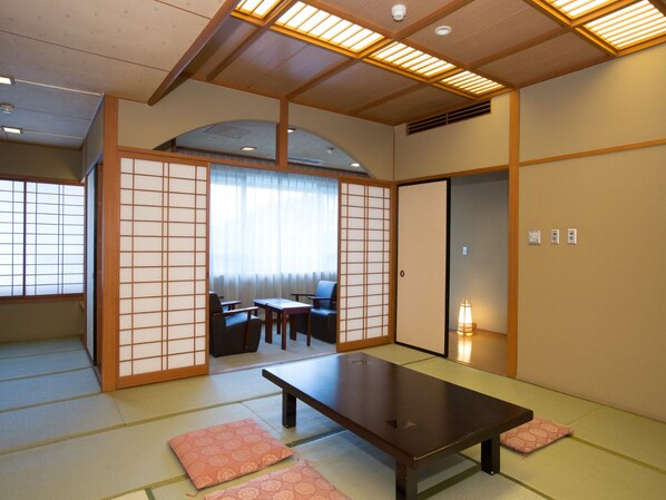 Suite, Smoking (Japanese-style, Half Board) | In-room safe, desk, bed sheets