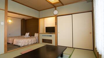 In-room safe, desk, bed sheets