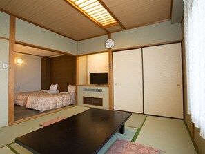 In-room safe, desk, bed sheets