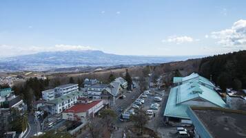 Odada kasa, masa, çarşaf takımı