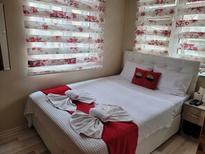 Desk, laptop workspace, free WiFi, bed sheets - Kristal Pansiyon (Amasra)