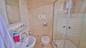 Un baño con lavabo, inodoro y ducha.